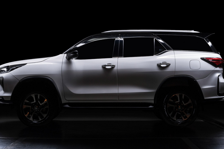 Fortuner đời 2021 có các số đo kích thước dài x rộng x cao lần lượt là 4.795 x 1.855 x 1.835 (mm), chiều dài cơ sở đạt 2.745 mm, khoảng sáng gầm 279 mm. So với đời cũ, Fortuner đời 2021 có trục cơ sở dài hơn 5 mm.