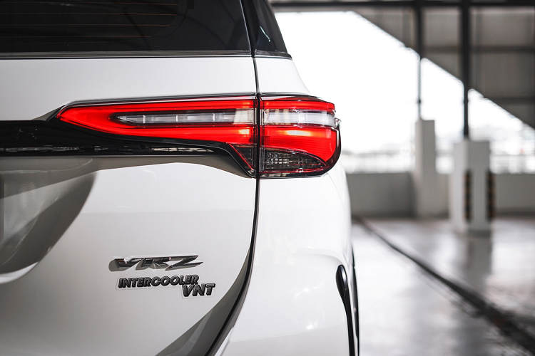 Ở phía sau, đèn hậu LED với đồ họa sắc nét hơn. Ngoài ra, thanh kim loại nằm ngang được sơn tối màu và đèn phản quang có thêm chi tiết trang trí giúp đuôi xe thể thao hơn.