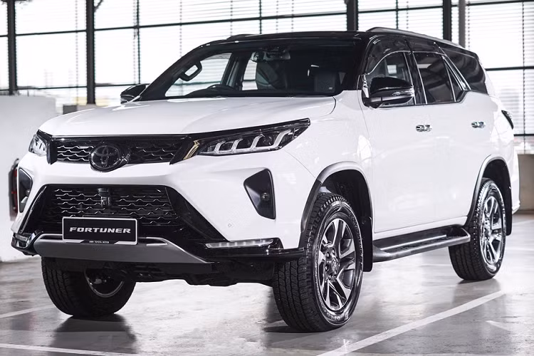 Bên cạnh Innova, Toyota Fortuner 2021 mới cũng đã ra mắt tại thị trường Malaysia. Phiên bản nâng cấp của Fortuner có 2 phiên bản gồm 2.7 SRZ, 2.8 VRZ và được lắp ráp trong nước. Hai phiên bản này có giá lần lượt là 42.900 USD và 50.500 USD (từ 996 đến 1,17 tỷ đồng).