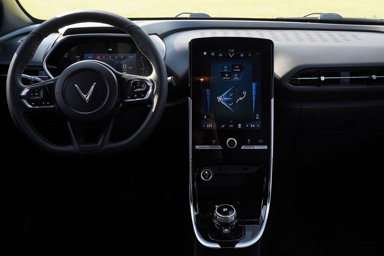 Được biết, các khách hàng đặt cọc trước ngày 15/9/2021 đều nhận được ưu đãi lên đến hơn 260 triệu đồng, đưa chi phí sở hữu xe xuống chỉ còn hơn 500 triệu đồng. Giá xe VinFast VF e34 không ưu đãi sẽ là 690 triệu đồng không kèm pin. Phí thuê pin cố định là 1,45 triệu mỗi tháng cộng 998 đồng mỗi km nếu đi nhiều hơn 1.400 km mỗi tháng.