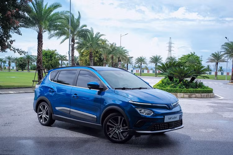 Mẫu CUV hạng C thuần điện có chiều dài 4.300 mm, rộng 1.793 mm và cao 1.613 mm. Trục cơ sở dài 2.611 mm. VF e34 chỉ có một phiên bản chạy điện mạnh 150 mã lực và có mô-men xoắn 242 Nm.