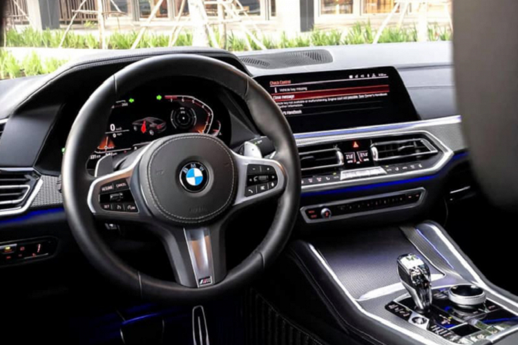 Nội thất X6 hoàn toàn mới được thiết kế khoang lái mới với các cụm nút điều khiển được sắp xếp theo triết lý lấy người lái làm trọng tâm. Ghế ngồi được bọc da Vernasca cao cấp.