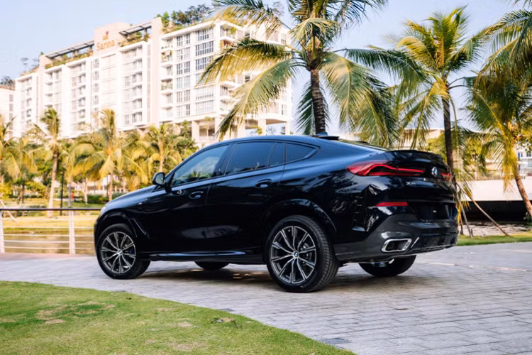 Ngoài việc tiết kiệm hàng trăm triệu đồng chi phí mua xe so với lựa chọn “đập hộp” xe mới, lựa chọn X6 chạy lướt sẽ giúp người mua “cưới liền tay” mà không mất công chờ đợi đặt xe từ chính hãng.