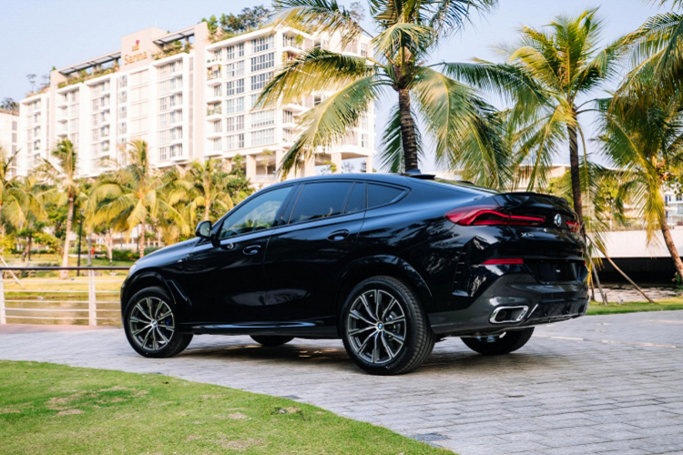 Ngoài việc tiết kiệm hàng trăm triệu đồng chi phí mua xe so với lựa chọn “đập hộp” xe mới, lựa chọn X6 chạy lướt sẽ giúp người mua “cưới liền tay” mà không mất công chờ đợi đặt xe từ chính hãng.