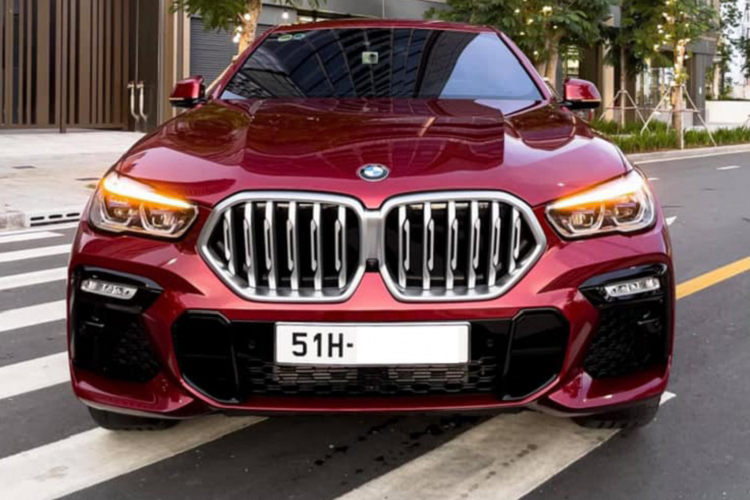 Chiếc BMW X6 thế hệ mới đang được chào bán thuộc phiên bản xDrive40i M Sport, xe đã lăn bánh được hơn 3.000km và đang được chào bán với giá 5,2 tỷ đồng. Như vậy, giá xe BMW X6 chạy lướt này cao hơn niêm yết 4,829 tỷ đồng. Tuy nhiên để lăn bánh mẫu xe này ở các thành phố lớn như TP.HCM, chủ xe chắn chắn đã chi không dưới 5,6 tỷ đồng, đấy là chưa kể các chi phí khác như đồ chơi, bảo hiểm hay các phụ kiện đi kèm.
