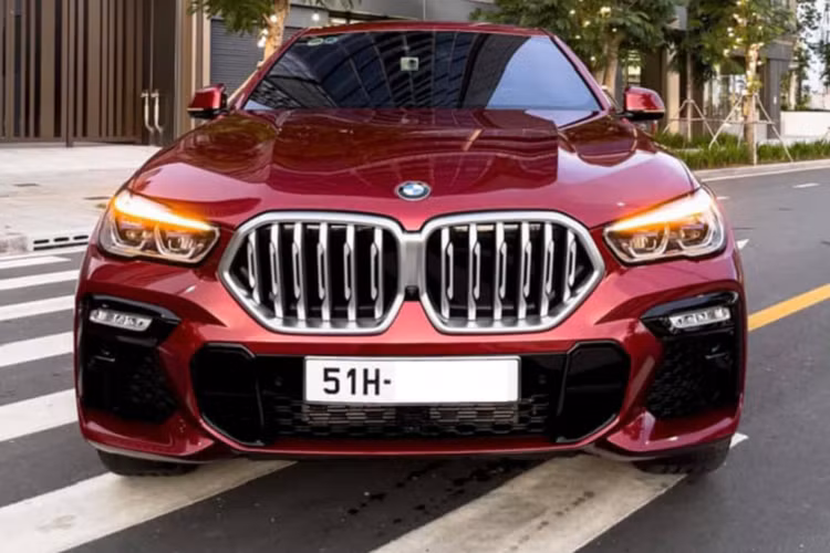 Chiếc BMW X6 thế hệ mới đang được chào bán thuộc phiên bản xDrive40i M Sport, xe đã lăn bánh được hơn 3.000km và đang được chào bán với giá 5,2 tỷ đồng. Như vậy, giá xe BMW X6 chạy lướt này cao hơn niêm yết 4,829 tỷ đồng. Tuy nhiên để lăn bánh mẫu xe này ở các thành phố lớn như TP.HCM, chủ xe chắn chắn đã chi không dưới 5,6 tỷ đồng, đấy là chưa kể các chi phí khác như đồ chơi, bảo hiểm hay các phụ kiện đi kèm.