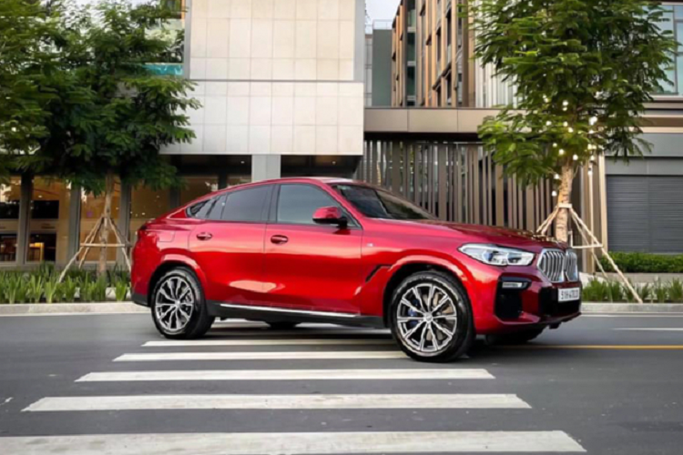 Bước sang thế hệ mới, BMW X6 sở hữu ngôn ngữ thiết kế sắc sảo và nổi bật hơn trước. BMW X6 xDrive40i M Sport nhập chính hãng được trang bị lưới tản nhiệt phát sáng “Iconic Glow” giúp tăng sự độc đáo của thiết kế ngoại thất. Bên cạnh cụm đèn pha công nghệ BMW Laserlight với tầm chiếu xa lên tới 500m. Tổng thể ngoại thất chiếc crossover nổi bật hơn với nhiều phụ kiện trang trí của M Sport, đi kèm với “dàn chân” sử dụng mâm hợp kim kích thước lên đến 20 inch.
