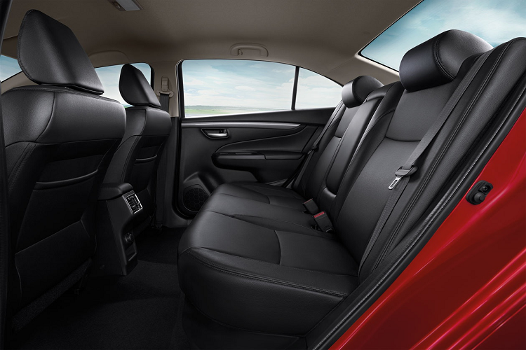 Phiên bản được bán ra tại Thái Lan có ghế và vô lăng bọc da, tay nắm cửa mạ chrome, khởi động bằng nút nhấn. Hàng ghế sau có cửa điều hòa riêng.