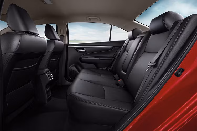 Phiên bản được bán ra tại Thái Lan có ghế và vô lăng bọc da, tay nắm cửa mạ chrome, khởi động bằng nút nhấn. Hàng ghế sau có cửa điều hòa riêng.