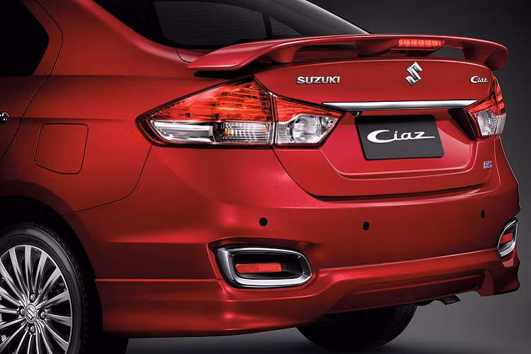Suzuki Ciaz trang bị động cơ E20 1.25L, sản sinh công suất 91 mã lực và mô-men xoắn cực đại 118 Nm, hộp số tự động CVT. Phiên bản thấp nhất sử dụng hộp số sàn 5 cấp. Phiên bản facelift này chỉ được trang bị các hệ thống an toàn cơ bản như ABS, EBD, BA và 2 túi khí cho hàng ghế trước.