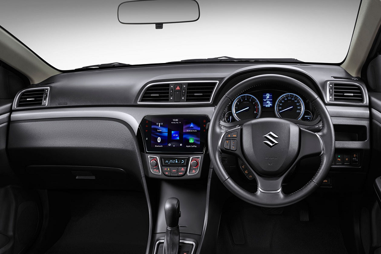 Những thay đổi đáng kể nằm trong cabin, xe được bổ sung màn hình cảm ứng 8 inch thay cho loại 7 inch, hỗ trợ kết nối điện thoại thông minh thông qua Bluetooth hoặc Android Auto và Apple CarPlay. Ngoài ra Ciaz 2021 còn được trang bị thêm cổng HDMI và camera lùi trên tất cả phiên bản.