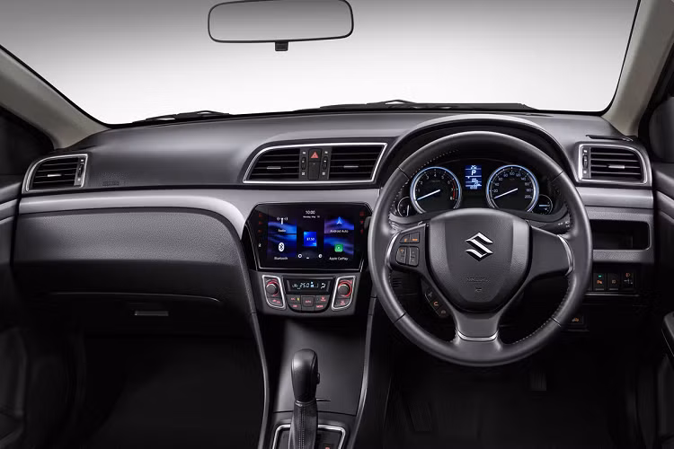 Những thay đổi đáng kể nằm trong cabin, xe được bổ sung màn hình cảm ứng 8 inch thay cho loại 7 inch, hỗ trợ kết nối điện thoại thông minh thông qua Bluetooth hoặc Android Auto và Apple CarPlay. Ngoài ra Ciaz 2021 còn được trang bị thêm cổng HDMI và camera lùi trên tất cả phiên bản.