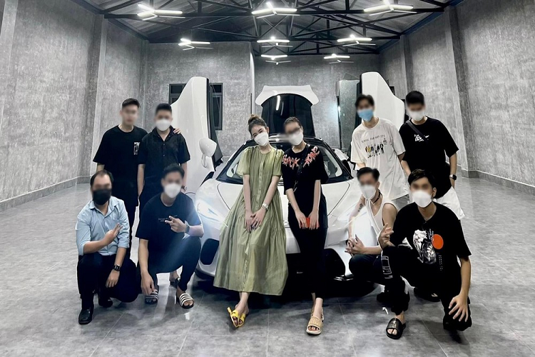 Đến nay, thông tin về chủ nhân của siêu xe McLaren GT có một không hai tại Việt Nam hiện nay đã được chia sẻ lên mạng xã hội và còn gây ngạc nhiên lớn hơn khi là một cô gái chỉ mới 9X nhưng khá chịu chơi cũng như chịu chi để làm chủ nhân của xe McLaren GT này.