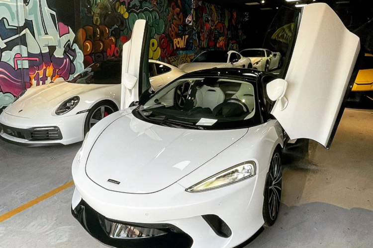 Về ngoại hình, McLaren GT là mẫu xe hoàn toàn mới của McLaren được kết hợp hiệu suất vận hành của siêu xe với độ bền bỉ của xe Grand Tourer. So với các mẫu McLaren khác, đường nét thiết kế của McLaren GT khác biệt nhờ có thân xe dài, trang nhã cho GT kết hợp với đầu/đuôi cơ bắp. Kích thước của GT dài gần 4,7 mét, lớn hơn hẳn những mẫu xe khác thuộc phân khúc Sport Series và Super Series của McLaren.