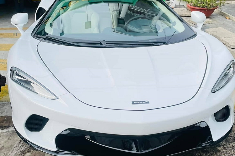 Được biết, chỉ trong vòng vài ngày, cô gái 9X đã chốt mua 2 chiếc xe đắt tiền, trong số này McLaren GT là điểm nhấn ấn tượng với giá bán hơn 15 tỷ đồng và hiện chưa có xe nào thứ 2 về nước. Khá thú vị là 3 chiếc xe đang có mặt trong garage rộng hơn 200 m2 của cô gái 9X này đều mang ngoại thất màu trắng, tông màu yêu thích của chủ nhân.