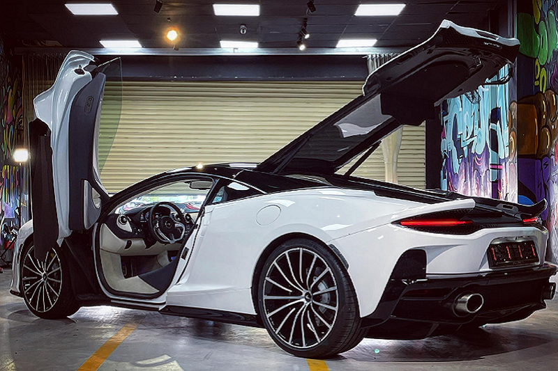 Sức mạnh trên siêu xe McLaren GT của cô gái 9X ở Cần Thơ sẽ đi kèm với hộp số ly hợp kép 7 cấp, nhờ đó, mẫu siêu xe Grand Touring của hãng xe McLaren có thể hoàn thành việc tăng tốc từ vị trí xuất phát lên 100 km/h chỉ trong thời gian 3,2 giây trước khi đạt tốc độ tối đa là 326 km/h.