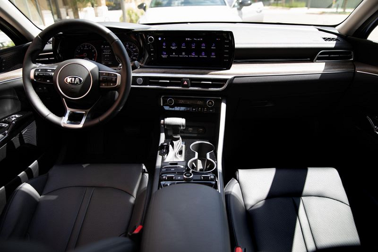 Cabin của Toyota Camry bản base trông sơ sài hơn so với đối thủ đến từ Hàn Quốc khi chỉ có màn hình trung tâm 7 inch, cụm đồng hồ Optitron kèm màn hình đa thông tin TFT 4.2 inch, dàn âm thanh 6 loa. Toyota Camry 2.0G 2022 cũng có chìa khóa thông minh, ghế lái chỉnh điện nhưng không có nhớ vị trí và không có cả sạc không dây.