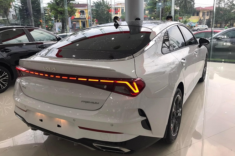 Toyota Camry 2.0G 2022 tại Việt Nam sở hữu nhiều công nghệ an toàn hiện đại gồm Hệ thống chống bó cứng phanh, Hệ thống phân phối lực phanh điện tử, Hệ thống hỗ trợ phanh khẩn cấp, Hệ thống kiểm soát lực kéo, Hệ thống cân bằng điện tử, Hỗ trợ khởi hành ngang dốc, Hệ thống cảnh báo phương tiện cắt ngang phía sau, Camera lùi, Cảm biến lùi, cảm biến góc, 9 túi khí...