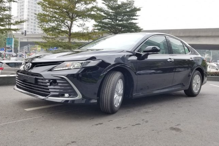 GT-Line của Kia K5 mới có nội thất bọc da thể thao, cùng nhiều trang bị đáng chú ý như đồng hồ dạng kỹ thuật số 12,3 inch, màn hình giải trí trung tâm 10,25 inch, hỗ trợ Apple CarPlay và Android Auto, nhận dạng giọng nói tự nhiên không theo câu thoại chuẩn, hệ thống âm thanh 12 loa Bose, ghế lái chỉnh điện, nhớ vị trí, vô lăng bọc da, tích hợp lẫy chuyển số và các phím điều chỉnh thông tin, chìa khóa thông minh và khởi động bằng nút bấm, sạc điện thoại không dây…