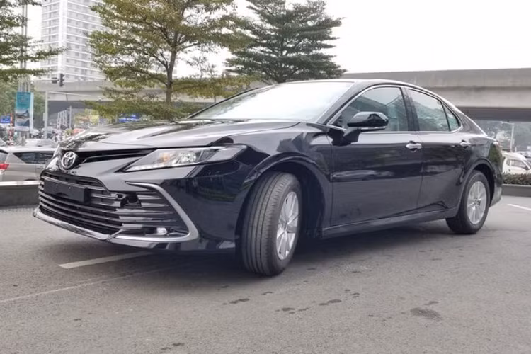 GT-Line của Kia K5 mới có nội thất bọc da thể thao, cùng nhiều trang bị đáng chú ý như đồng hồ dạng kỹ thuật số 12,3 inch, màn hình giải trí trung tâm 10,25 inch, hỗ trợ Apple CarPlay và Android Auto, nhận dạng giọng nói tự nhiên không theo câu thoại chuẩn, hệ thống âm thanh 12 loa Bose, ghế lái chỉnh điện, nhớ vị trí, vô lăng bọc da, tích hợp lẫy chuyển số và các phím điều chỉnh thông tin, chìa khóa thông minh và khởi động bằng nút bấm, sạc điện thoại không dây…