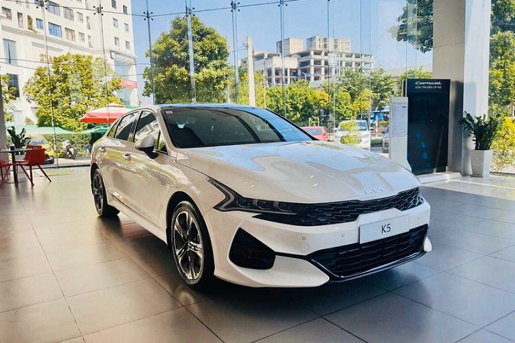 Công bằng mà nói, Kia K5 2021 tại Việt Nam thậm chí còn "nhỉnh" hơn về trang bị so với Camry, để có cái nhìn khách quan hơn hãy làm rõ 2 phiên bản tương đương về giá của K5 và Camry mới nhất, đó là Kia K5 bản GT-Line cao nhất (giá 1,029 tỷ đồng) và Toyota Camry 2.0G cơ sở (giá 1,05 tỷ đồng).