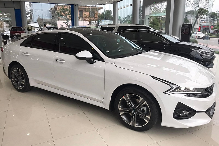 Về kích thước, Kia K5 mới có kích thước tổng thể 4.905 x 1.860 x 1.465 mm, trục cơ sở dài 2.850 mm, trong khi Toyota Camry có thông số 4.885 x 1840 x 1445 mm và chiều dài cơ sở 2.825 mm, mọi con số của Camry đều nhỏ hơn một chút so với K5.