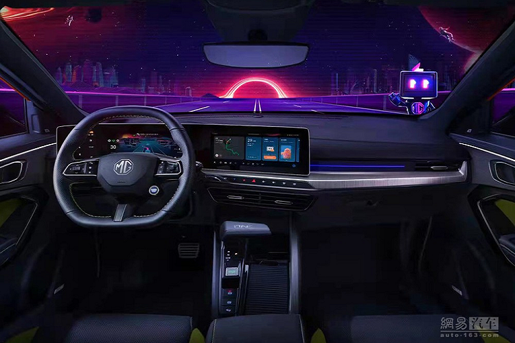 Bên sườn, MG One được trang bị nóc dốc dần về phía sau theo phong cách xe coupe. Trong khi đó, phía sau xe có cụm đèn hậu đèn hậu nằm ngang, ăn sâu vào cửa cốp, 2 đầu ống xả giả hình chữ nhật, cản sau được thiết kế như bộ khuếch tán gió và cánh gió mui chia đôi theo phong cách xe đua.