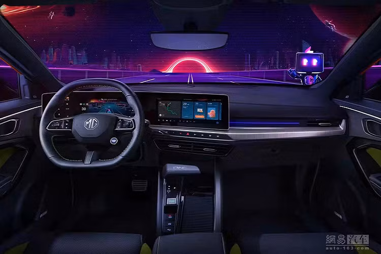 Bên sườn, MG One được trang bị nóc dốc dần về phía sau theo phong cách xe coupe. Trong khi đó, phía sau xe có cụm đèn hậu đèn hậu nằm ngang, ăn sâu vào cửa cốp, 2 đầu ống xả giả hình chữ nhật, cản sau được thiết kế như bộ khuếch tán gió và cánh gió mui chia đôi theo phong cách xe đua.