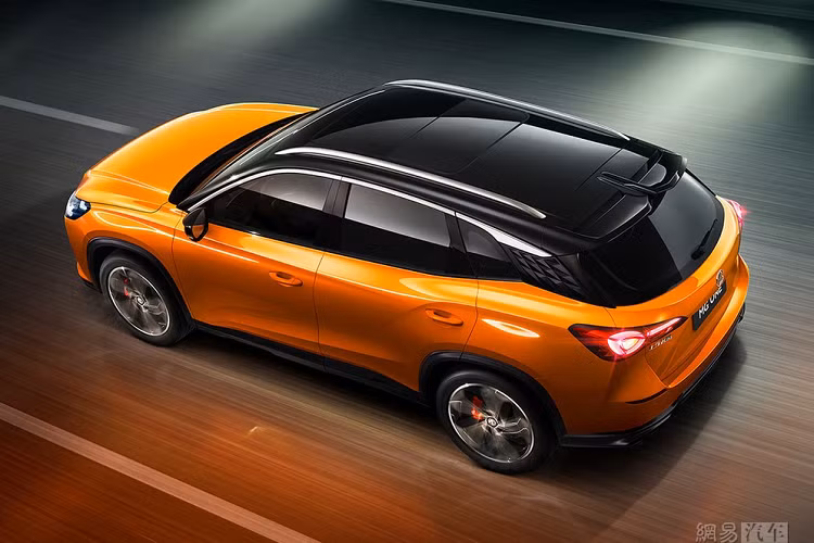 Bên cạnh đó, mặt cửa, ghế và vô lăng đều đi kèm chỉ khâu màu vàng.Vô lăng của MG One 2022 được thiết kế vát đáy thể thao và có nút bấm "Super Sport" ở bên phải. Cần số lại được thiết kế hình chữ "L" khá lớn, in dòng chữ "One" bên trên. Gần đó là nút bấm khởi động máy hình vuông, phanh tay điện tử và nút bấm của tính năng tự động giữ phanh tạm thời. Chưa hết, MG One 2022 còn được trang bị công nghệ mở/khóa cửa bằng điện thoại thông minh. Khi người lái cầm điện thoại đến gần, xe sẽ tự động mở cửa. Khi người lái rời đi, xe sẽ tự động khóa cửa lại. Công nghệ này được áp dụng cho toàn bộ 5 cửa của xe.