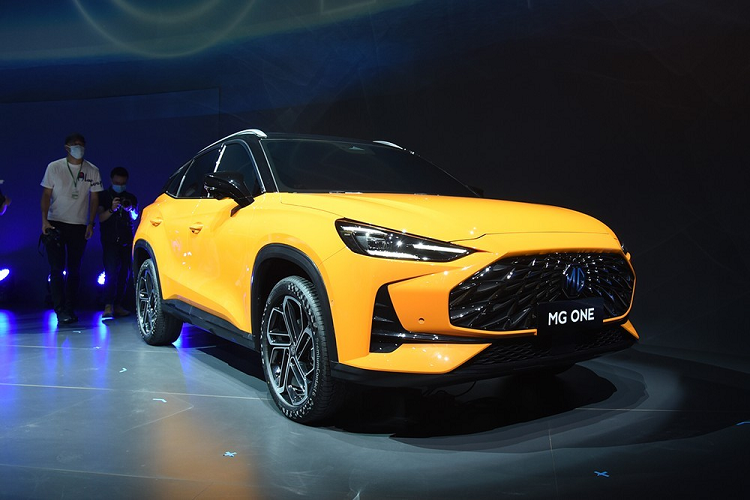 Những trang bị đáng chú ý khác của MG One 2022 bao gồm ghế bọc da, điều hòa tự động, cửa sổ trời toàn cảnh Panorama, camera 360 độ và gương ngoại thất gập tự động. "Trái tim" của MG One 2022 tại thị trường Trung Quốc là khối động cơ xăng 4 xi-lanh, tăng áp, dung tích 1.5L với công suất tối đa 181 mã lực và mô-men xoắn cực đại 285 Nm. Động cơ đồng hành với hộp số biến thiên vô cấp, cho phép xe có thể đạt vận tốc tối đa 195 km/h.