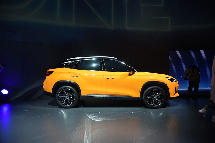 Đặc biệt, MG One 2022 còn có công nghệ hỗ trợ lái xe bán tự động. Gói công nghệ này bao gồm hệ thống phát hiện điểm mù, phanh khẩn cấp tự động và hỗ trợ chuyển làn đường. Hiện hãng MG chỉ bán One mang phong cách thiết kế là α ra thị trường Trung Quốc với 6 màu sơn ngoại thất là cam, xanh dương, đỏ, xám, đen và trắng. Đến đầu năm sau, MG One 2022 với phong cách thiết kế β mới tiếp tục được tung ra thị trường. Ngoài Trung Quốc, MG One 2022 còn dự kiến được sản xuất tại cả nhà máy ở Ấn Độ.