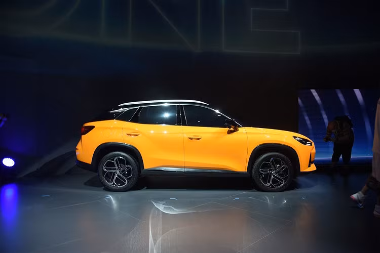 Đặc biệt, MG One 2022 còn có công nghệ hỗ trợ lái xe bán tự động. Gói công nghệ này bao gồm hệ thống phát hiện điểm mù, phanh khẩn cấp tự động và hỗ trợ chuyển làn đường. Hiện hãng MG chỉ bán One mang phong cách thiết kế là α ra thị trường Trung Quốc với 6 màu sơn ngoại thất là cam, xanh dương, đỏ, xám, đen và trắng. Đến đầu năm sau, MG One 2022 với phong cách thiết kế β mới tiếp tục được tung ra thị trường. Ngoài Trung Quốc, MG One 2022 còn dự kiến được sản xuất tại cả nhà máy ở Ấn Độ.