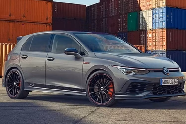 Có thể nhận thấy Volkswagen Golf GTI 45 Edition mới có thiết kế mặt trước tương tự với GTI Clubsport nhưng nổi bật hơn nhờ bộ chia gió cứng cáp và thể thao. Bộ la-zăng đa chấu được sơn đen với điểm nhấn là đường sọc đỏ đẹp mắt. Các ngưỡng cửa bên lớn hơn và được bổ sung thêm một tấm decal chạy dọc theo mép dưới với logo “45” nằm ngay trước bánh sau.