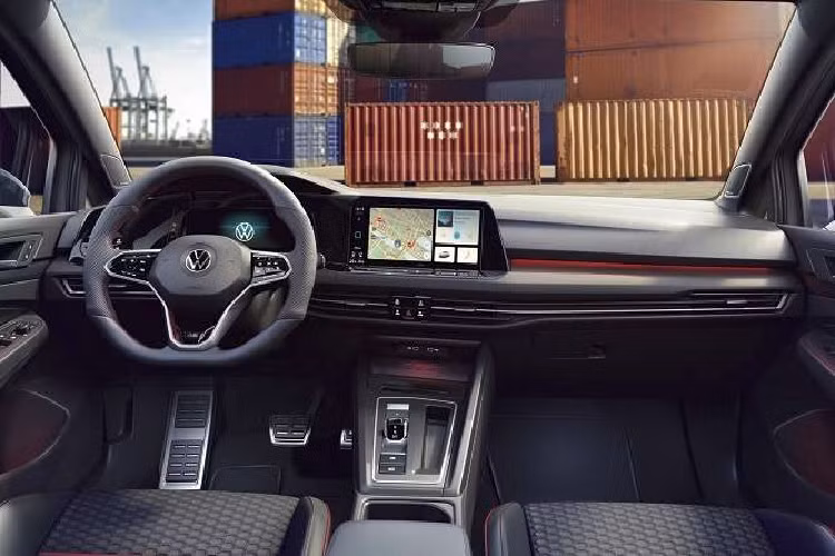 Đối với phiên bản kỷ niệm Volkswagen Golf GTI 45 Edition, hệ thống treo cùng phanh cũng được kỳ vọng sẽ nhận được một số tinh chỉnh để khiến nó trở nên hấp dẫn hơn trong mắt những khách hàng tiềm năng. Chỉ thay đổi bộ body kit, bánh xe, ống xả và ghế ngồi dường như vẫn chưa đủ để khiến phiên bản này trở nên đặc biệt hơn.