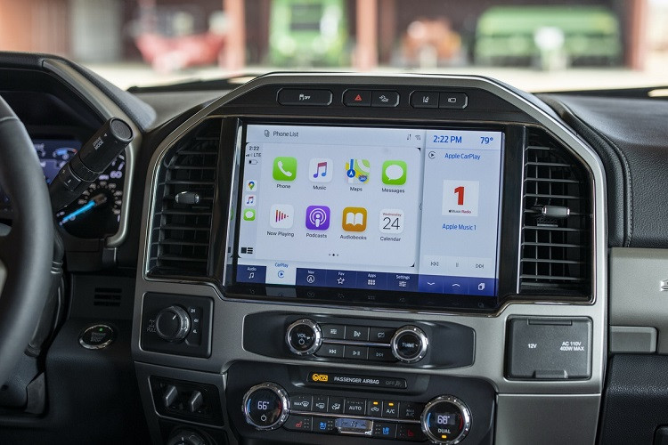 Hệ thống giải trí truyền thông đa phương tiện SYNC 4 sẽ được trang bị tiêu chuẩn trên phiên bản Lariat và các phiên bản cao cấp hơn. SYNC 4 còn hỗ trợ kết nối điện thoại thông minh qua Apple CarPlay và Android Auto, cũng như các ứng dụng hỗ trợ SYNC AppLink.