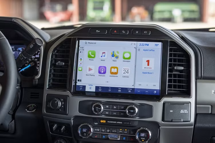 Hệ thống giải trí truyền thông đa phương tiện SYNC 4 sẽ được trang bị tiêu chuẩn trên phiên bản Lariat và các phiên bản cao cấp hơn. SYNC 4 còn hỗ trợ kết nối điện thoại thông minh qua Apple CarPlay và Android Auto, cũng như các ứng dụng hỗ trợ SYNC AppLink.