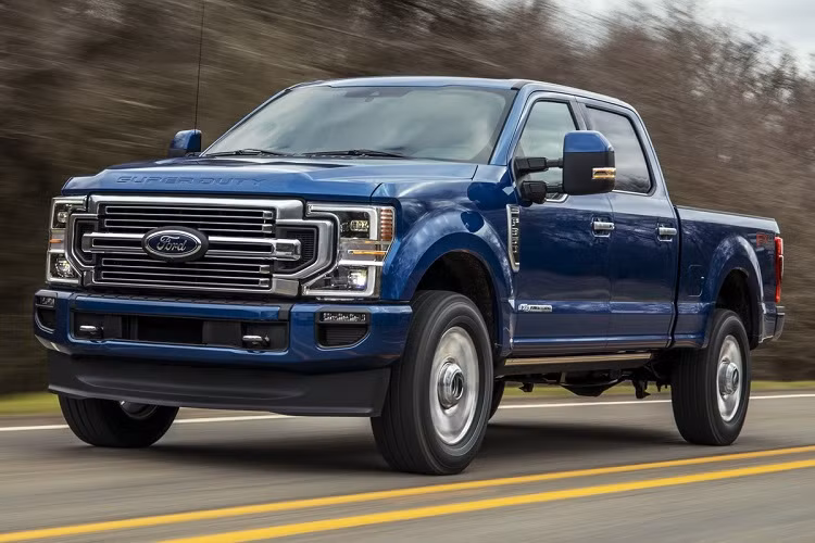 Ford Super Duty được trang bị nhiều phiên bản động cơ khác nhau. Phiên bản động cơ xăng V8 có dung tích 7.3L, sản sinh công suất 430 mã lực và mô men xoắn 644 Nm, hoặc khách hàng có thể lựa chọn phiên bản động cơ diesel V8 dung tích 6.7L với công suất 475 mã lực và mô men xoắn 1.424 Nm.