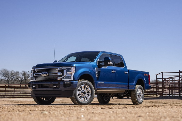 Sẽ có cả 2 phiên bản dẫn động cầu sau và dẫn động 4 bánh, đi kèm với hộp số 6 cấp hoặc hộp số 10 cấp tự động. Ford cho biết dòng Super Duty có khả năng vận hành mạnh mẽ nhất trong phân khúc với khả năng kéo hàng hóa lên đến 11.000 kg, khả năng chuyên chở tối đa khoảng 3.560 kg