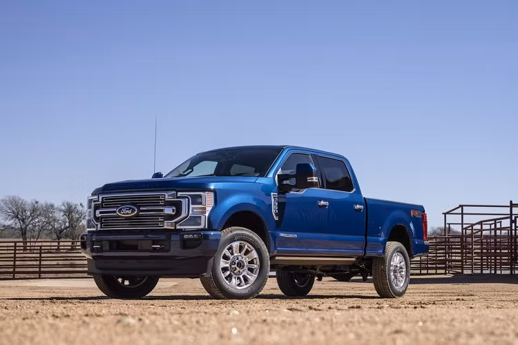 Sẽ có cả 2 phiên bản dẫn động cầu sau và dẫn động 4 bánh, đi kèm với hộp số 6 cấp hoặc hộp số 10 cấp tự động. Ford cho biết dòng Super Duty có khả năng vận hành mạnh mẽ nhất trong phân khúc với khả năng kéo hàng hóa lên đến 11.000 kg, khả năng chuyên chở tối đa khoảng 3.560 kg