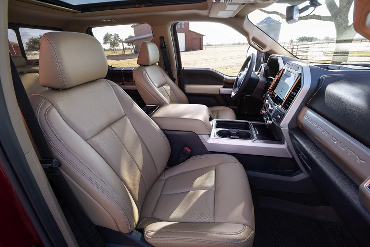 Tuy nhiên, các phiên bản Super Duty sẽ không được trang bị bảng đồng hồ kỹ thuật số 12 inch như trên dòng F-150. Cụ thể, dòng sản phẩm Super Duty XL sẽ có bảng đồng hồ với màn hình đa thông tin 4,2 inch, trong khi dòng Super Duty XLT sẽ sử dụng màn hình 8 inch cùng giao thức SYNC 3.