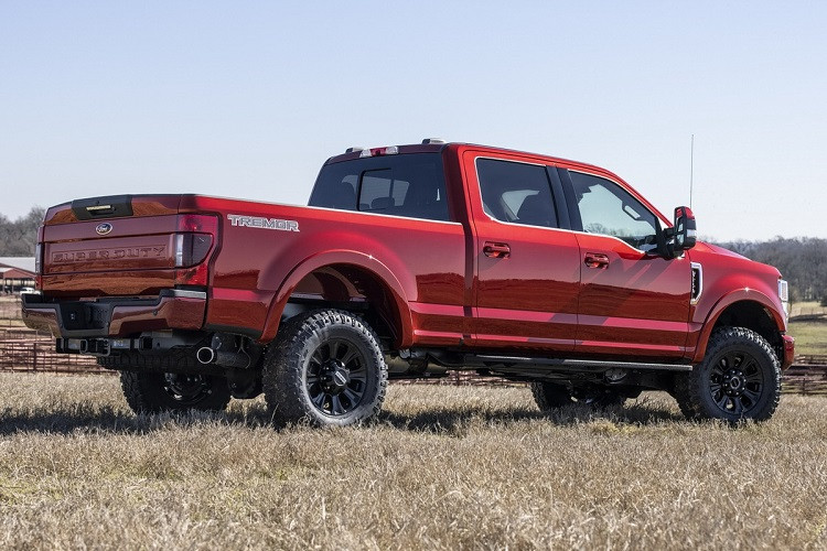 Trên phiên bản XLT của siêu bán tải Ford F-Series Super Duty 2022, gói Black Appearance Package còn có thể trang bị tiêu chuẩn mâm hợp kim 20 inch màu đen Ebony, lưới tản nhiệt và bệ bước màu đen Ebony. Tùy chọn này sẽ có mặt vào quý III năm nay.