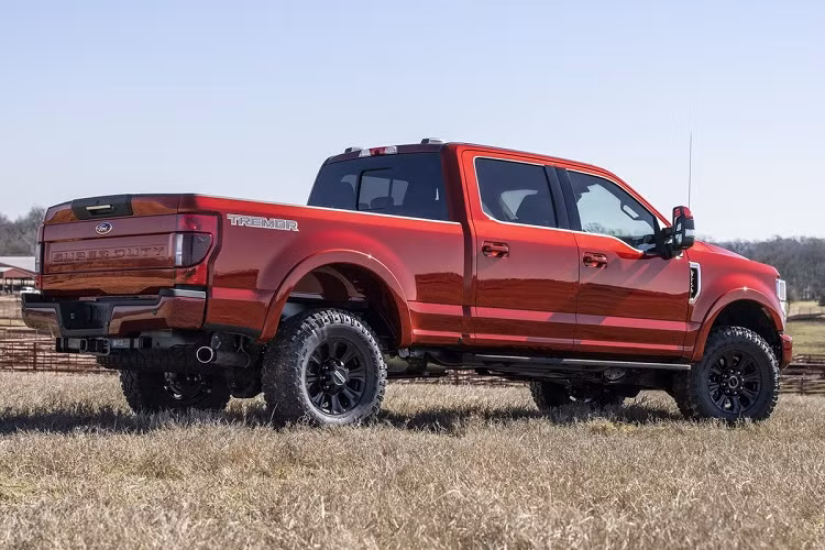 Trên phiên bản XLT của siêu bán tải Ford F-Series Super Duty 2022, gói Black Appearance Package còn có thể trang bị tiêu chuẩn mâm hợp kim 20 inch màu đen Ebony, lưới tản nhiệt và bệ bước màu đen Ebony. Tùy chọn này sẽ có mặt vào quý III năm nay.