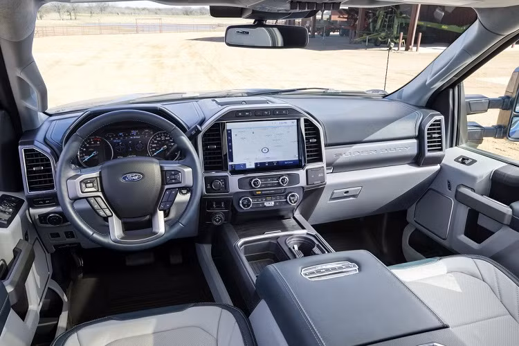 Một trong những thay đổi lớn nhất về công nghệ là hệ thống thông tin giải trí mới SYNC 4 với màn hình trung tâm 12 inch cảm ứng. Với trang bị này, người lái có thể dễ dàng truy cập các tính năng vận hành, tiện nghi và giải trí thường dùng.