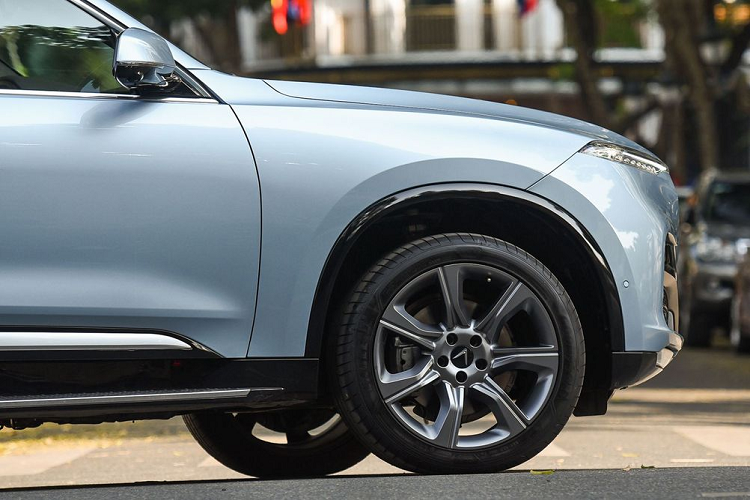 Màu xanh Placid Lake lại mang tới một cảm giác nhẹ nhàng, trang nhã và lịch thiệp, phù hợp với những chủ nhân tinh tế và quý phái. Màu xanh Miami Blue của chiếc xe trong hình từng được bắt gặp trên một số mẫu siêu xe hoặc xe siêu sang phiên bản giới hạn đến từ châu Âu. Đây là màu sơn được chủ xe tự cá nhân hóa theo sở thích riêng, không có trong bảng màu tiêu chuẩn của VinFast. 