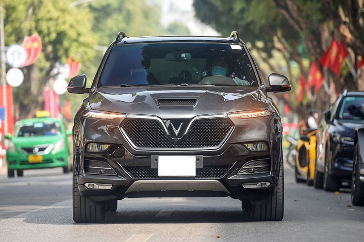 Ẩn bên dưới nắp ca-pô với hốc gió cỡ lớn của xe chủ tịch VinFast President là khối động cơ V8 6.2L hút khí tự nhiên, sản sinh công suất tối đa 420 mã lực, mô-men xoắn cực đại 624 Nm, có khả năng tăng tốc từ 0-100 km/h trong 6,8 giây, đạt vận tốc tối đa gần 300 km/h. Đây là loại động cơ từng được trang bị trên nhiều mẫu siêu xe hoặc xe sang phiên bản hiệu suất cao.