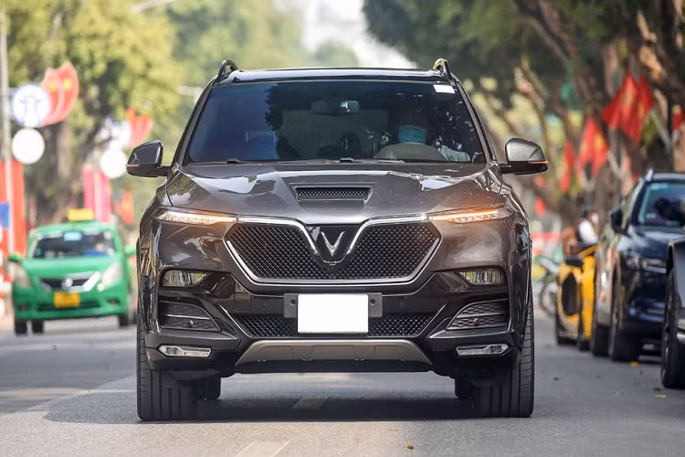 Ẩn bên dưới nắp ca-pô với hốc gió cỡ lớn của xe chủ tịch VinFast President là khối động cơ V8 6.2L hút khí tự nhiên, sản sinh công suất tối đa 420 mã lực, mô-men xoắn cực đại 624 Nm, có khả năng tăng tốc từ 0-100 km/h trong 6,8 giây, đạt vận tốc tối đa gần 300 km/h. Đây là loại động cơ từng được trang bị trên nhiều mẫu siêu xe hoặc xe sang phiên bản hiệu suất cao.