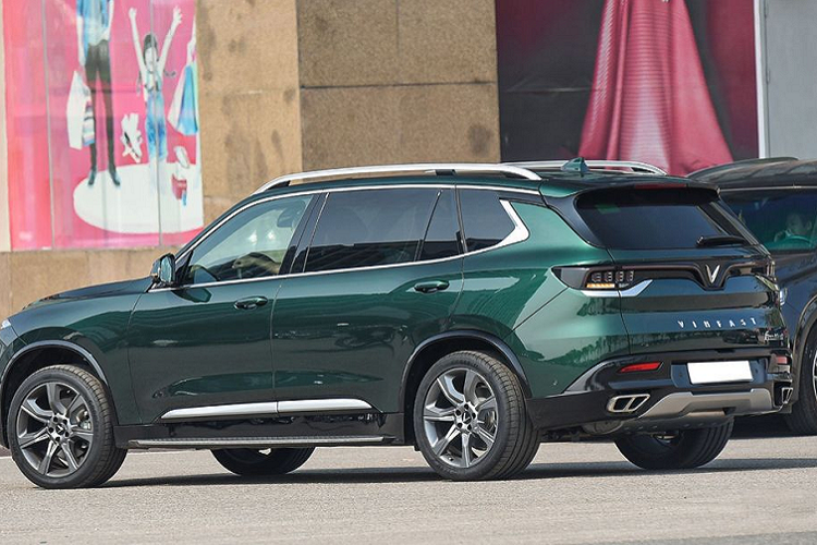 Một điểm ấn tượng nữa của VinFast President là bảng màu sơn rất độc đáo, có tới 18 màu cho khách hàng lựa chọn, trong đó có rất nhiều màu hiếm và lạ. Trong hình là màu đỏ Competition Red.