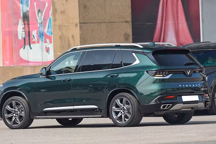 Một điểm ấn tượng nữa của VinFast President là bảng màu sơn rất độc đáo, có tới 18 màu cho khách hàng lựa chọn, trong đó có rất nhiều màu hiếm và lạ. Trong hình là màu đỏ Competition Red.