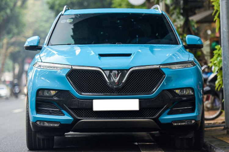 Màu đen bóng Jet Black đang được nhiều chủ xe President lựa chọn nhất, tuy nhiên mỗi xe lại được kết hợp với các chi tiết trang trí màu sắc khác nhau như vàng đồng, chrome, xám. Thậm chí, có chủ xe còn mạ vàng một số chi tiết để khẳng định tính độc bản. 