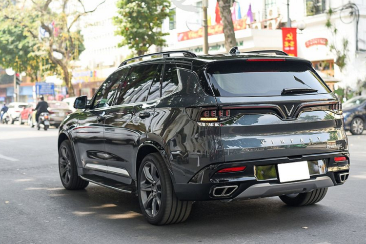 Với chiều dài lên tới hơn 5 mét, VinFast President sở hữu vẻ ngoài bề thế, oai vệ, đặc biệt ấn tượng khi nhìn ngang. Kích thước các chiều dài x rộng x cao của President lần lượt là 5.146 x 1.987 x 1.760 (mm), tương đương các mẫu SUV Full-size cao cấp như Lexus LX570 hay BMW X7.